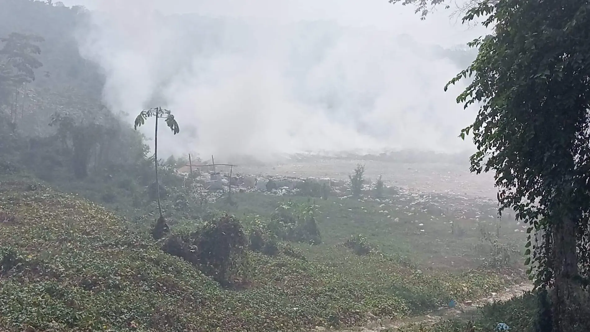 humo de incendio en basurero